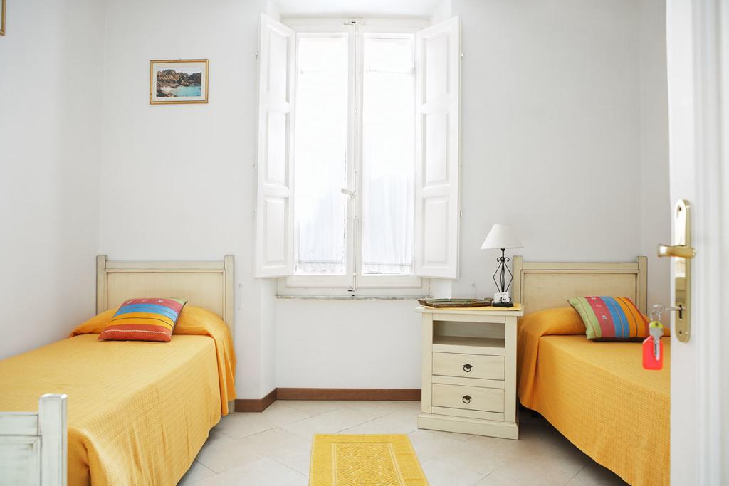 B&B Affittacamere Via Del Centro La Maddalena  Exterior photo